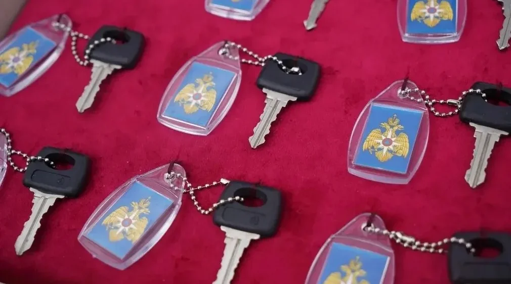 Брянским спасателям вручили ключи от одиннадцати единиц новой техники