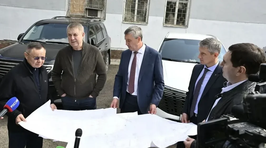 Александр Богомаз и Ирек Файзуллин в Клинцах оценили работы по установке мобильных котельных