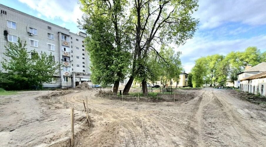 В Сельцо продолжается благоустройство дворовых территорий