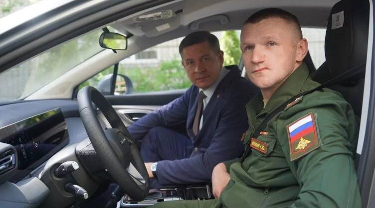 Глава региона вручил ключи от специального автомобиля участнику СВО Антону Алхимину
