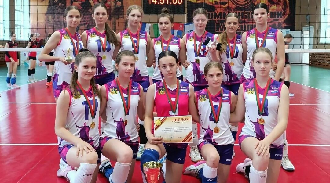 Команда из Навли заняла первое место на прошедшем в Могилёве турнире по волейболу