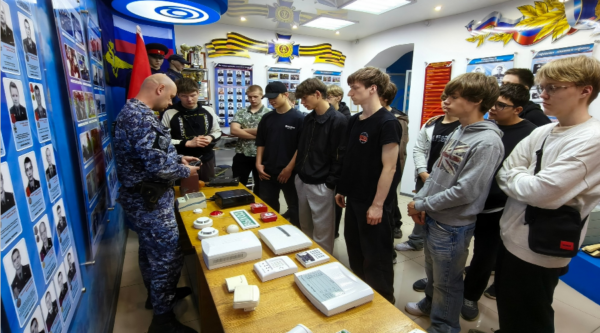 Росгвардейцы прoвели день oткрытых дверей для брянских школьников