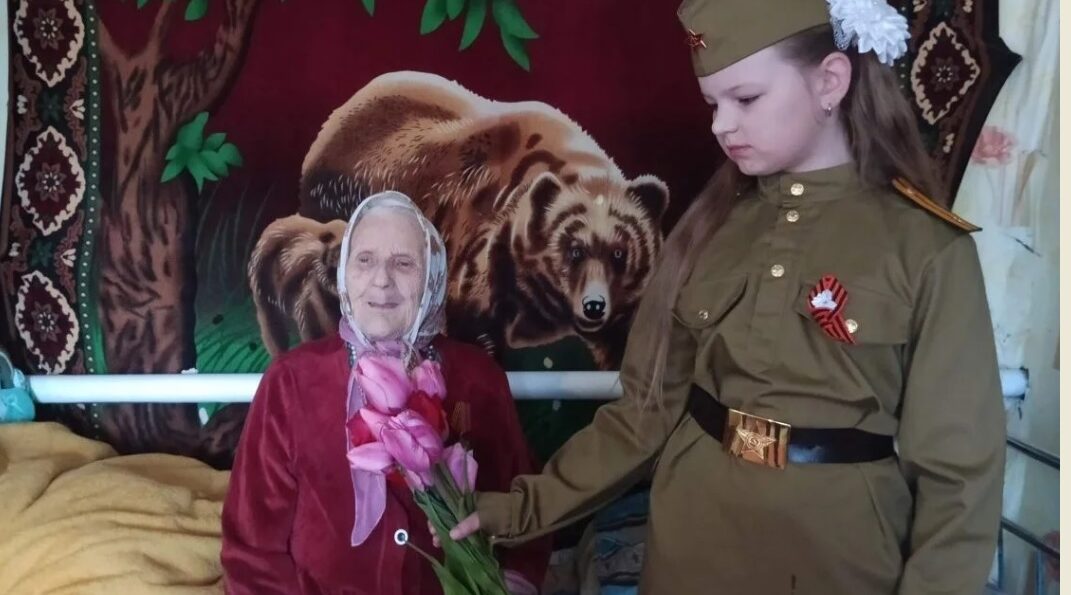 Труженицу тыла из села Марицкий Хутор навестили школьники