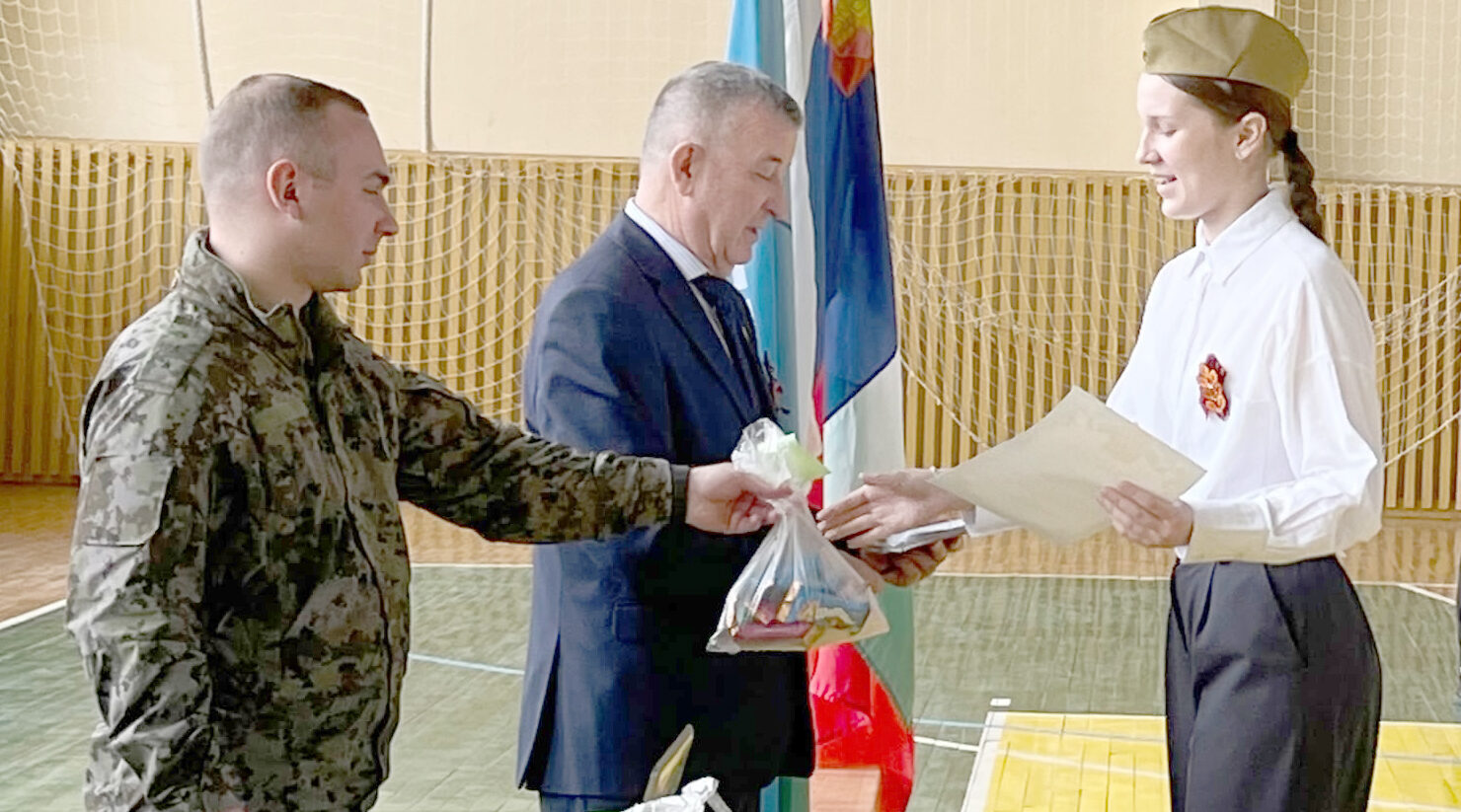 В школе №1 прошёл смотр строя и песни «Салют, Победа!»