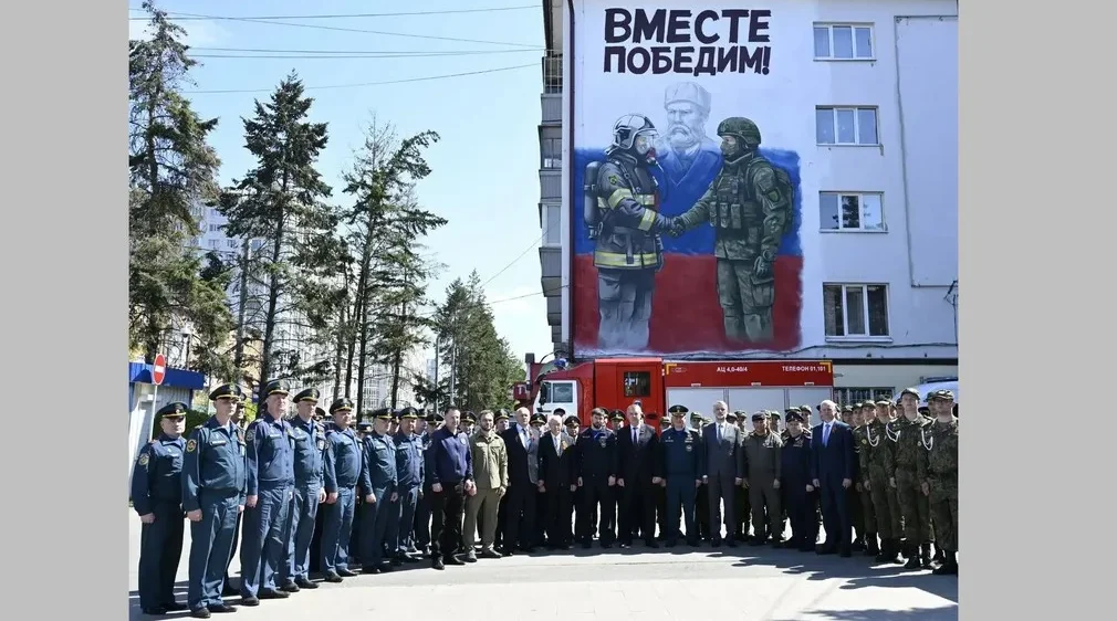 В Брянске на площади Партизан торжественно открыли мурал «Вместе победим!»