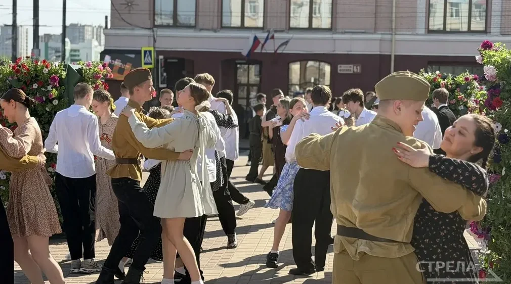 В Брянске у драмтеатра прошла Всероссийская акция «Вальс Победы»
