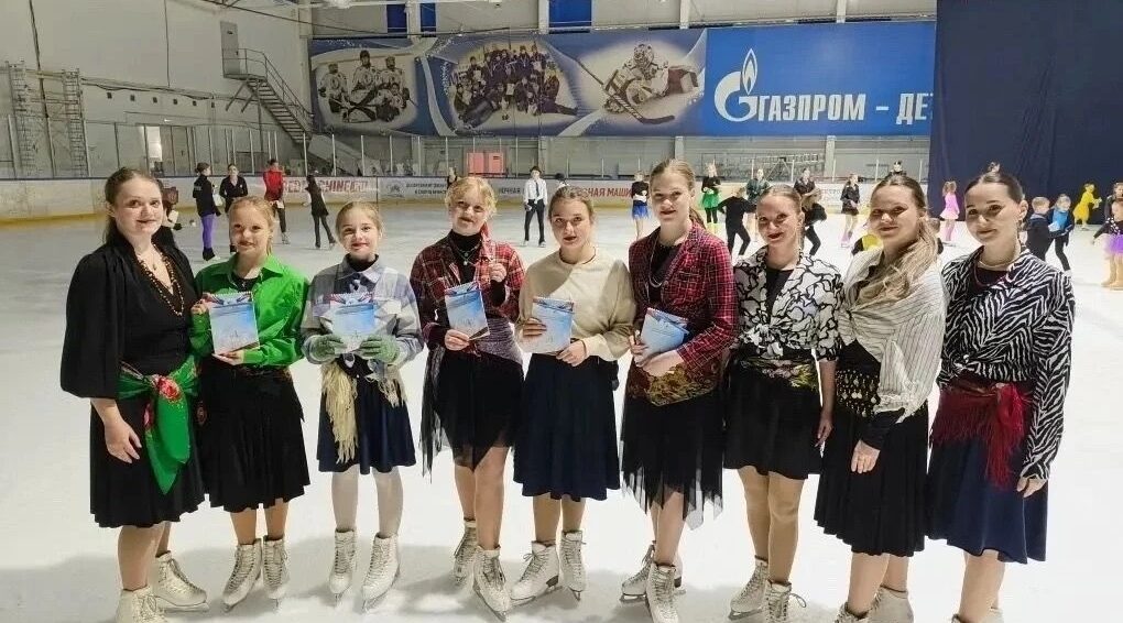 Юные брянские фигуристы подарили зрителям «Яркие краски холодного льда»