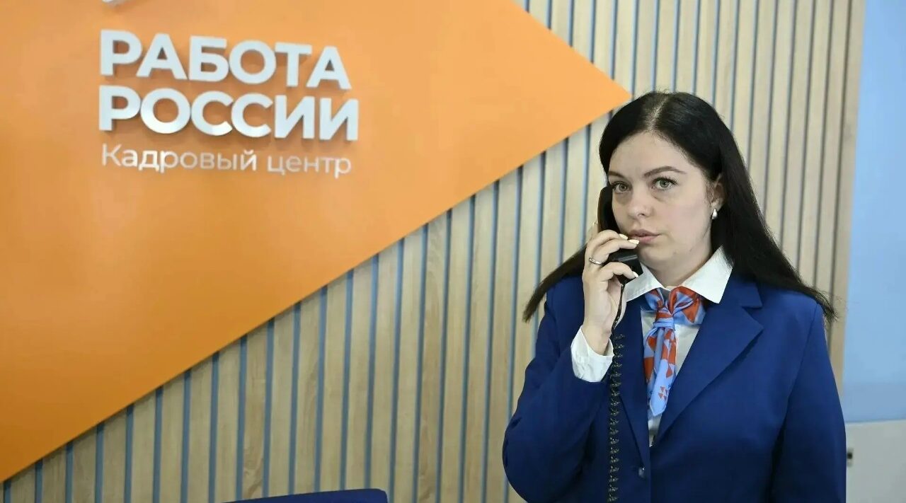 Егор Ковальчук поздравил брянских работников социальной сферы с профессиональным праздником