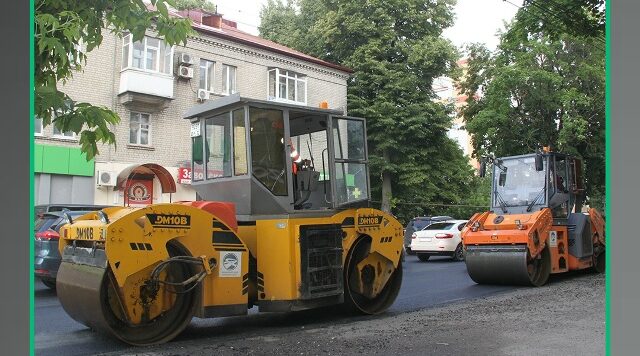 В Брянске ремонтируют участок автодороги по улице Советской