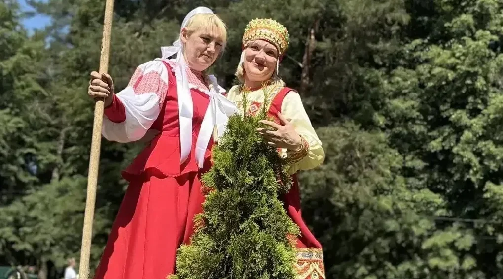 В Унече медики в народных костюмах высадили саженцы деревьев