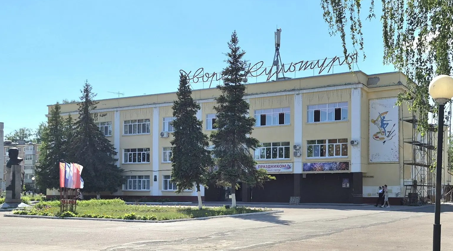 В Сельцо ведутся работы по ремонту фасада Дворца культуры