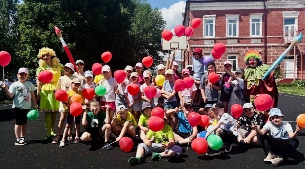 Севские работники культуры провели игровую программу