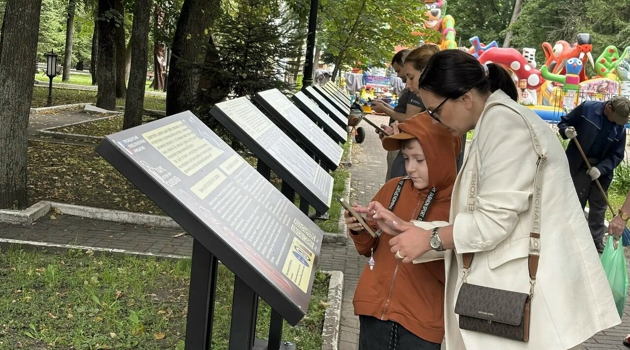 В брянском парке Толстого деревянные скульптуры «заговорили» с посетителями