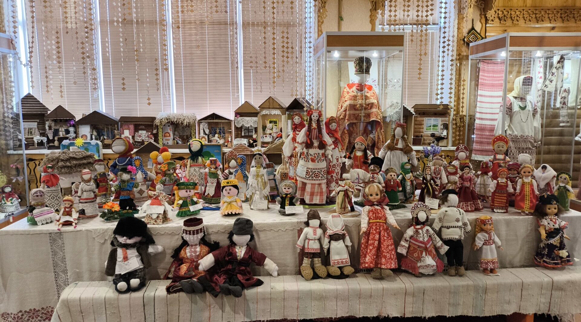 Выставка «Кукла в национальном костюме народов России»