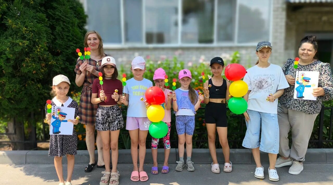 К Международному дню светофора была подготовлена и проведена конкурсная программа «Дорожная азбука»