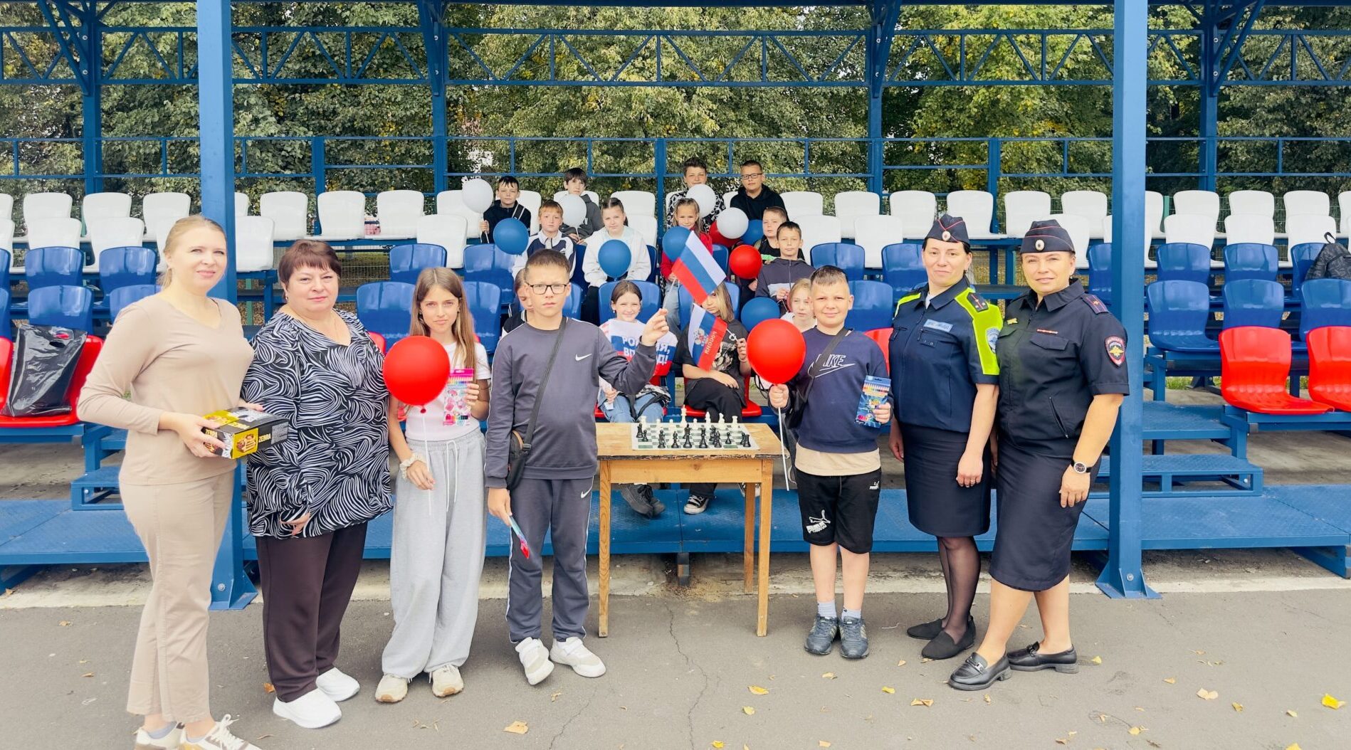 В Унече транспортные полицейские провели патриотическую акцию «Трёх цветов Российский флаг»
