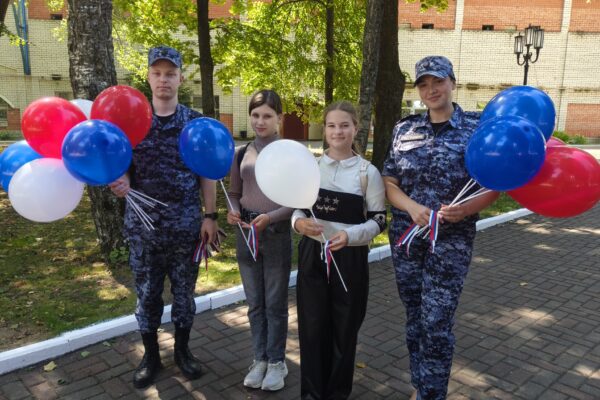 Росгвардейцы провели патриотическую акцию в преддверии Дня Государственного флага в Брянске