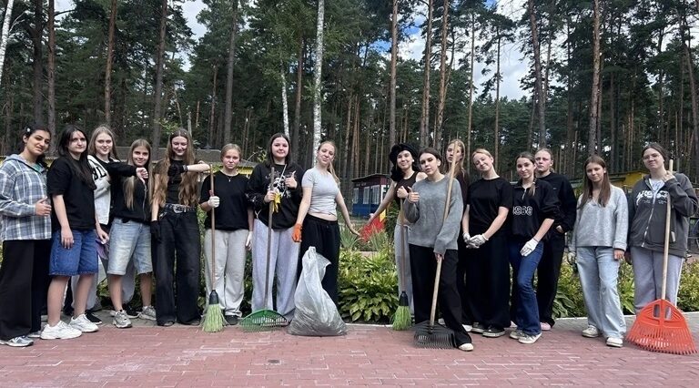 В лагере «Огонёк» стартовала профильная трудовая смена для подростков «Трудовой десант Брянщины»
