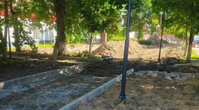 В Новозыбкове ведутся работы по благоустройству аллеи Славы