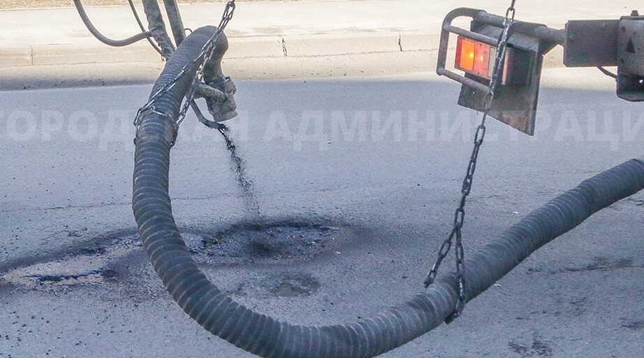 В Брянске продолжается ямочный ремонт дорог