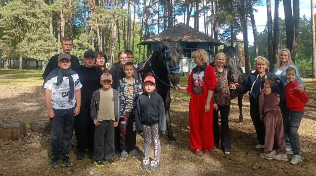 Семьи участников СВО провели выходной на конном подворье «Мыльное ранчо» в Карачевском районе