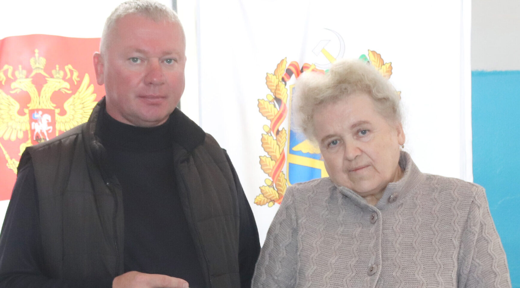 В Севске проголосовали мать и брат погибшего участника СВО