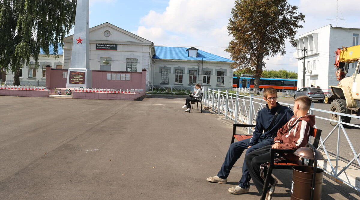 В Комаричах благоустраивают привокзальную площадь