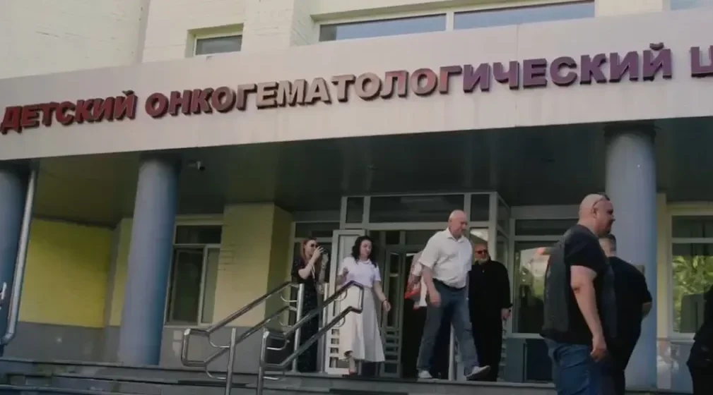 «Тележки добра» доехали до детского онкоцентра и госпиталя в Брянске