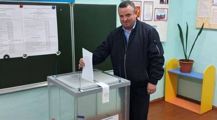 В голосовании принял участие глава администрации Севского района Михаил Большунов