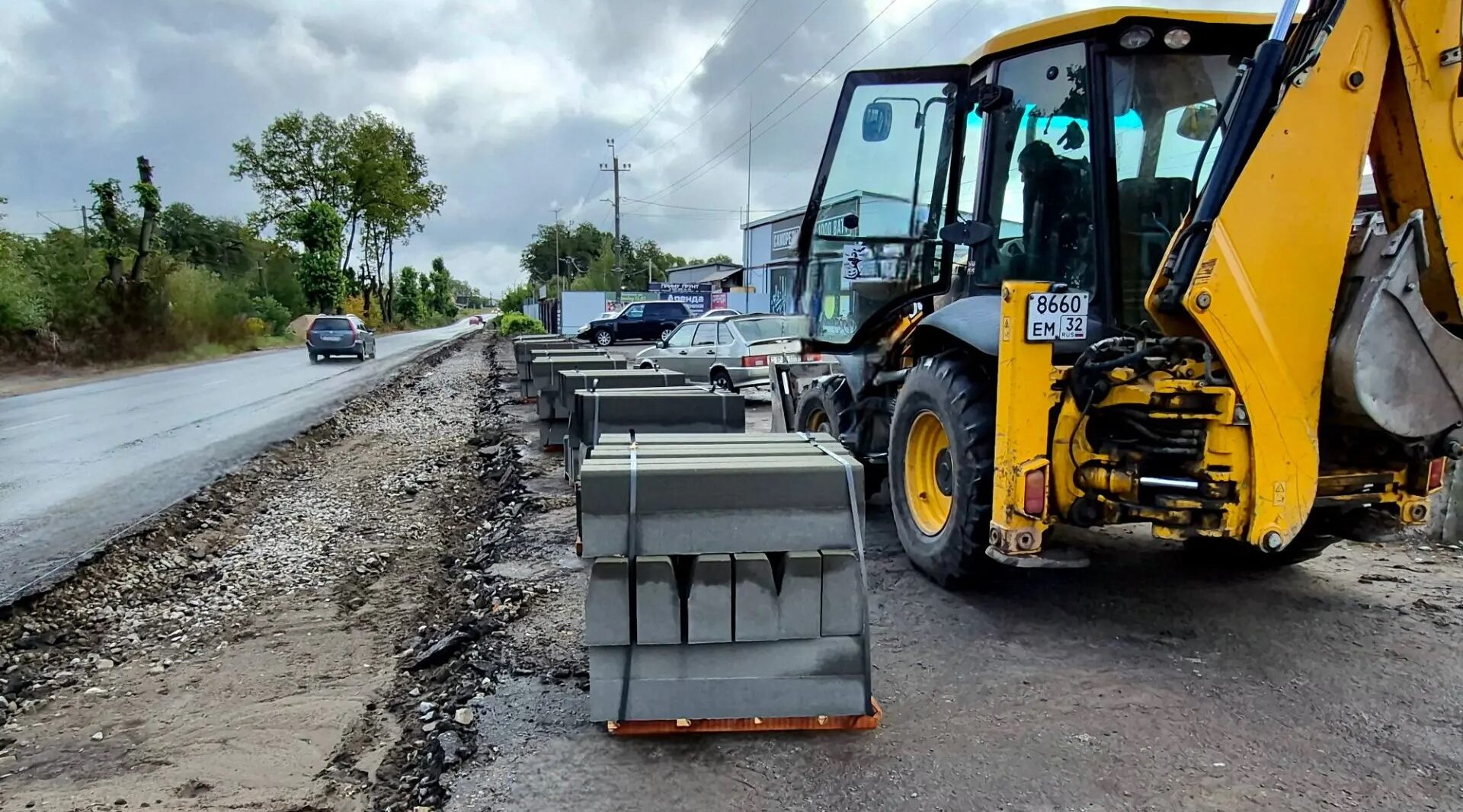В Сельцо благоустраивают тротуар по улице Лягина