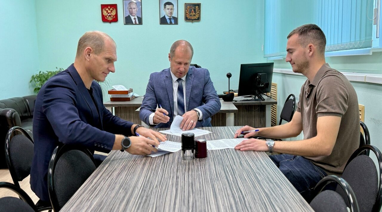 В Брянской области подписаны соглашения с победителями программы «Земский тренер»