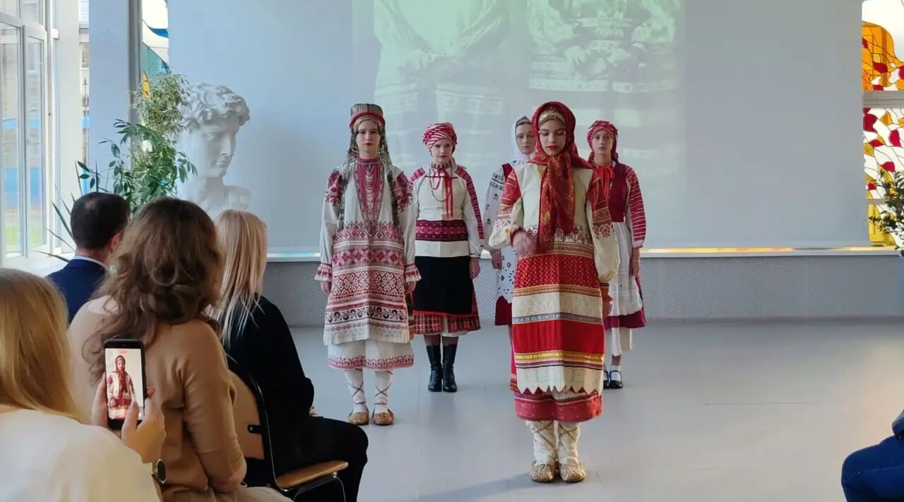 В Брянском областном колледже искусств прошло «Дефиле традиционных брянских костюмов»