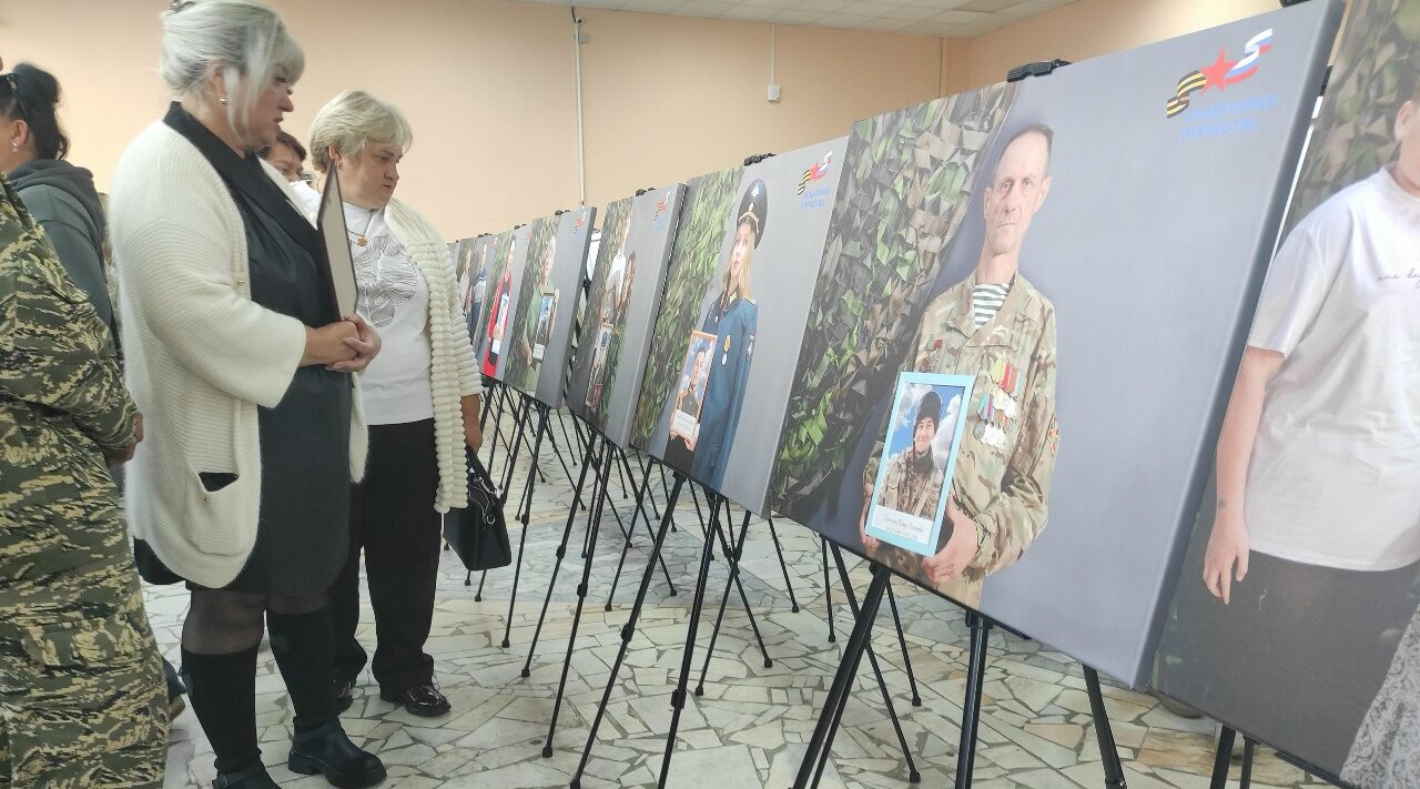 В Карачеве открылась фотовыставка «Семья Героя»