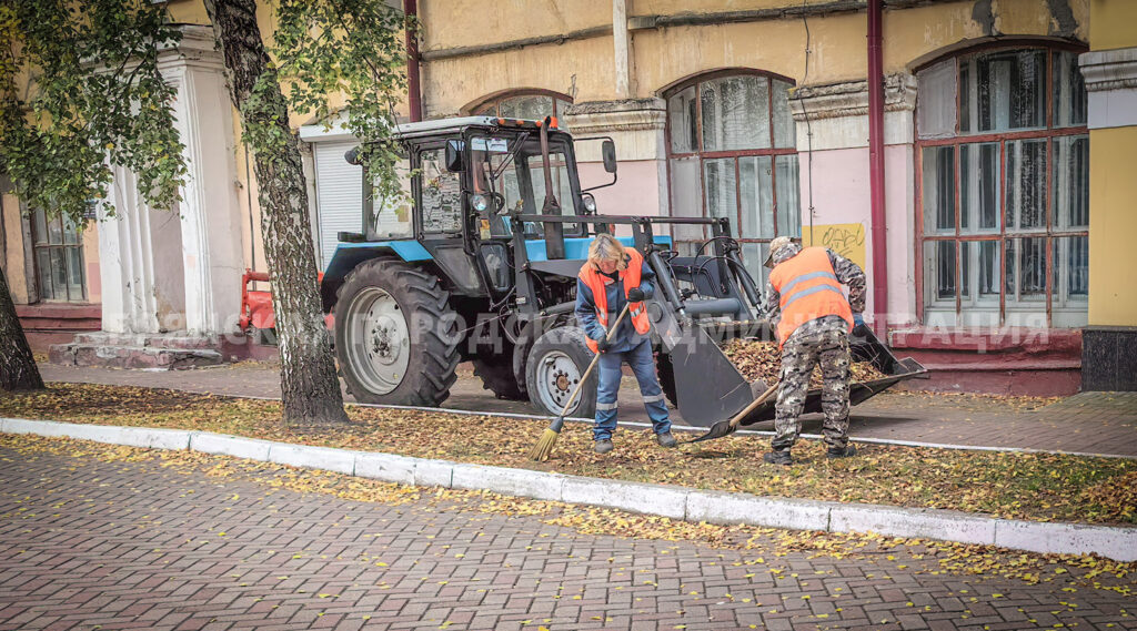 Брянские дорожники устанавливают новые контейнерные площадки