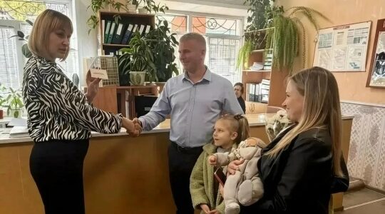Сотрудники соцзащиты Севского района поздравили многодетные семьи с важным событием