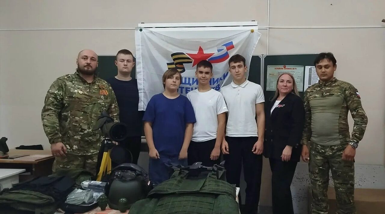Ветеран СВО преподаёт основы безопасности и защиты Родины в школе №7 города Клинцы